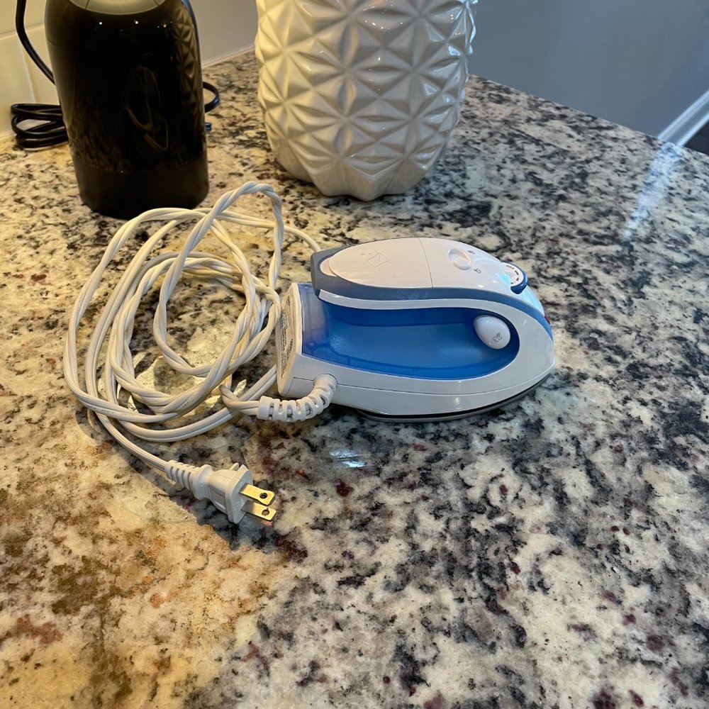 Sunbeam Hot-2-Trot Travel Compact Steam Iron Non-Stick 800 Watt - Picture 3 of 10